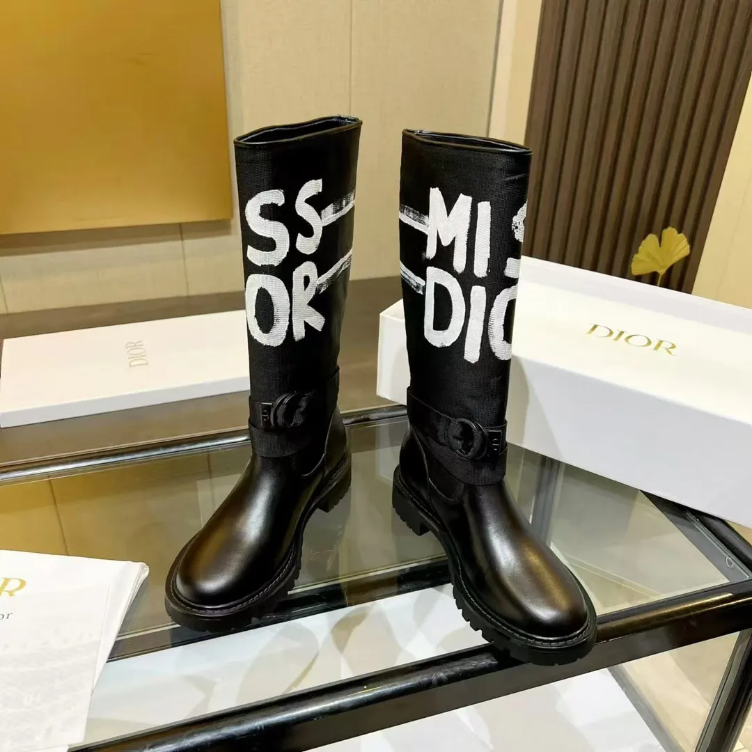 👟👟Ex-factory price 680👟👟 Dior-Major graffiti knight boots. Handsome boots use unique design elements to create a striking appearance. Made of black technical fabric and cow leather, they can be easily put on and taken off. Taking inspiration from the Dior Book Tote bag, it features a two-tone "Christian Dior" signature on the top. Adjustable nylon strap with "CD" logo and corrugated rubber sole form the basis of the eye-catching silhouette. "Christian Dior" logo on the shaft. Technical fabric band around the ankle with brass ring. Notched rubber sole decorated with Christian Dior's lucky star symbol. Size: #35-41 (40 41 custom-made, non-refundable)